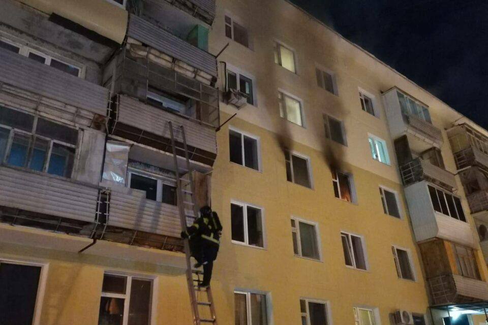 Огнеборцы спасли от пожара жилой дом в Якутске