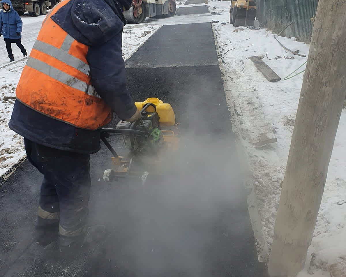 В Якутске продолжают укладывать новые тротуары и велосипедные дорожки