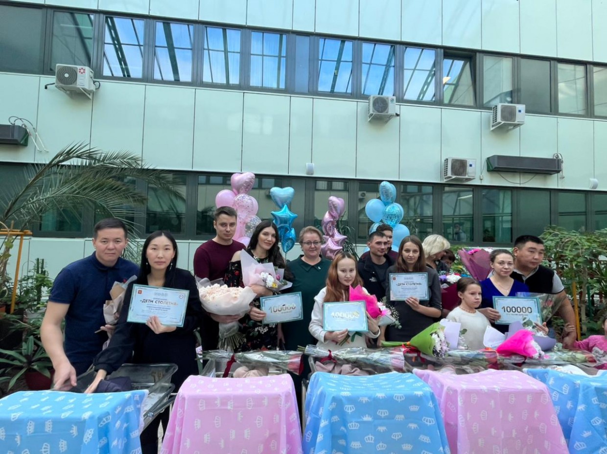 В Якутске торжественно выписали детей, родившихся в День матери