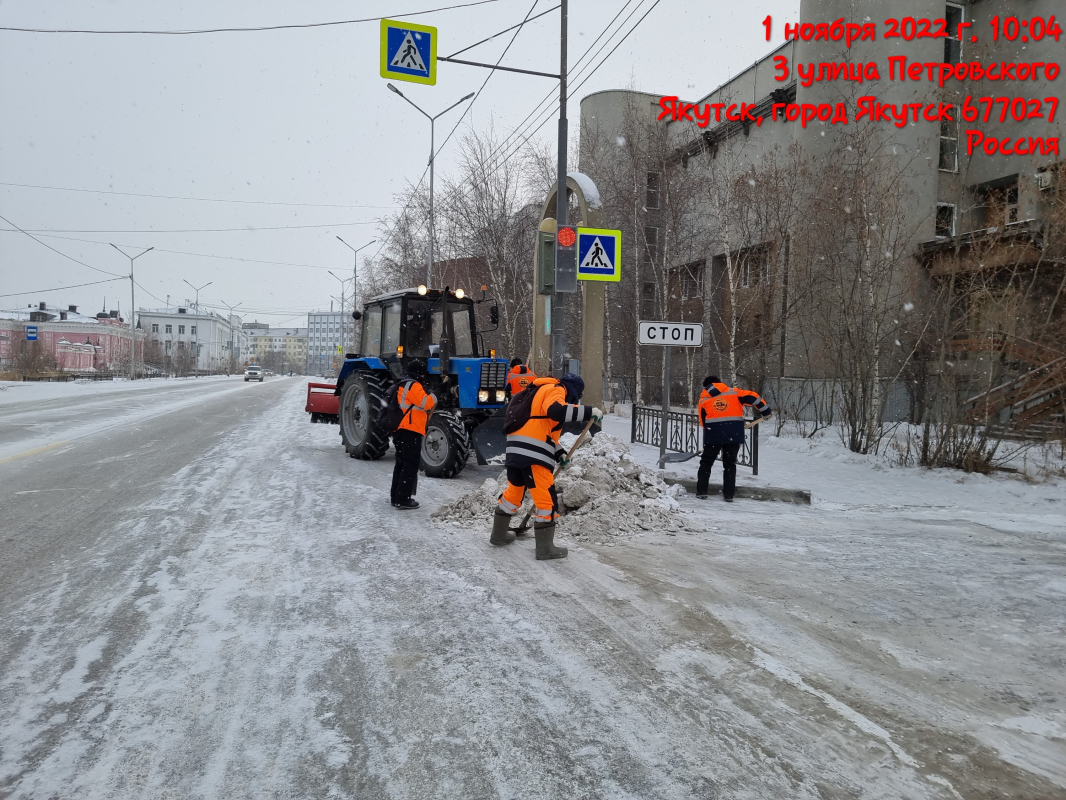 Коммунальные службы продолжают уборку снега в Якутске