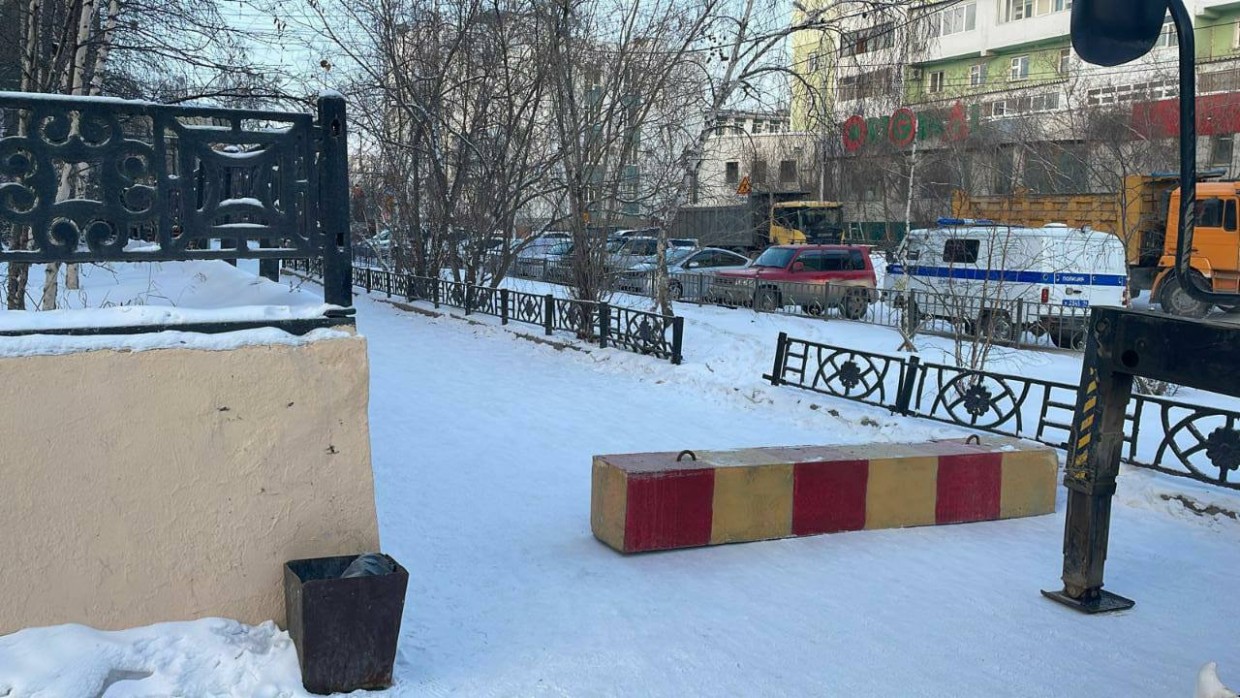 Тротуар по по проспекту Ленина перегородили блоками в Якутске
