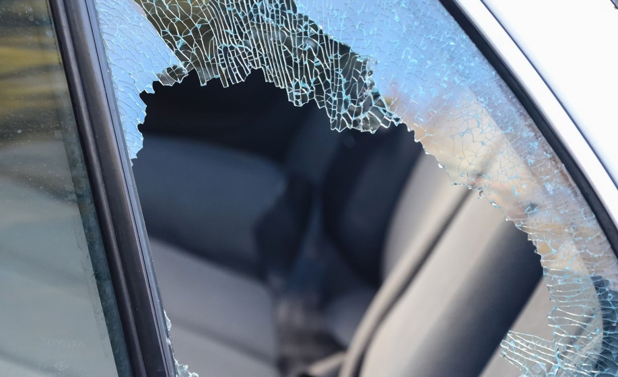 Пьяный мужчина разбил монтировкой окна случайного автомобиля в Якутске