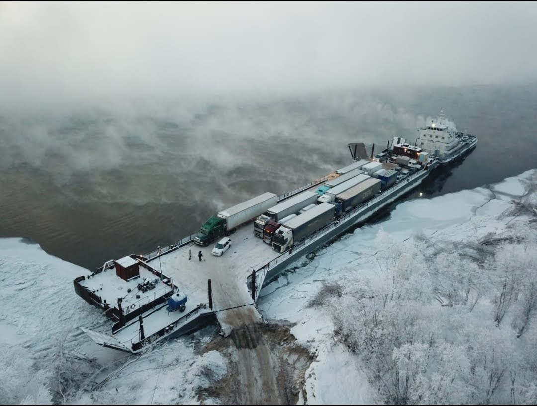 Возобновлены перевозки через реку Лена в сопровождении ледокола в Якутске