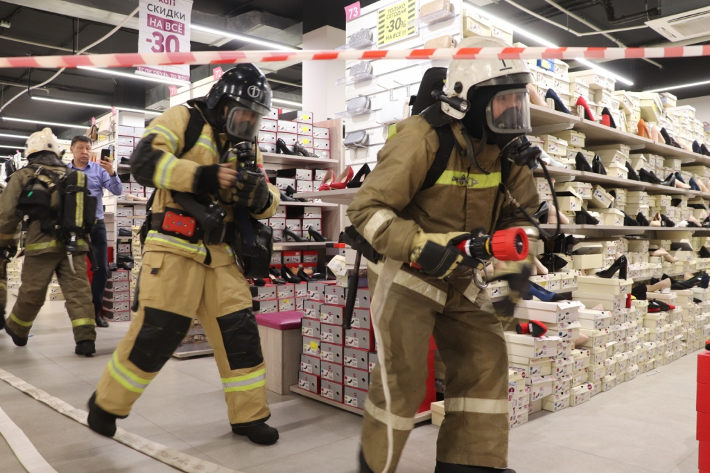 В торговом центре «Ураса-Молл» прошли учения по эвакуации людей и тушению пожара совместно с персоналом и сотрудниками ведомств