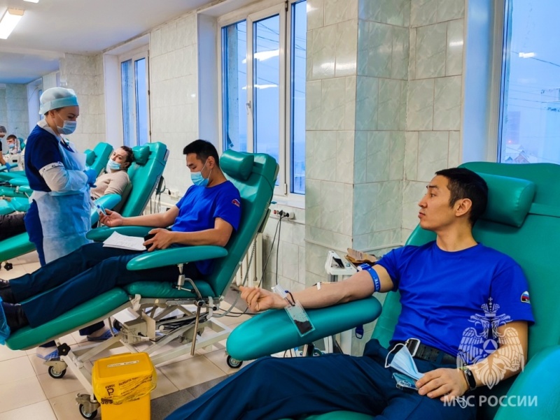 В день добровольца более 50 сотрудников МЧС России стали донорами крови в Якутии
