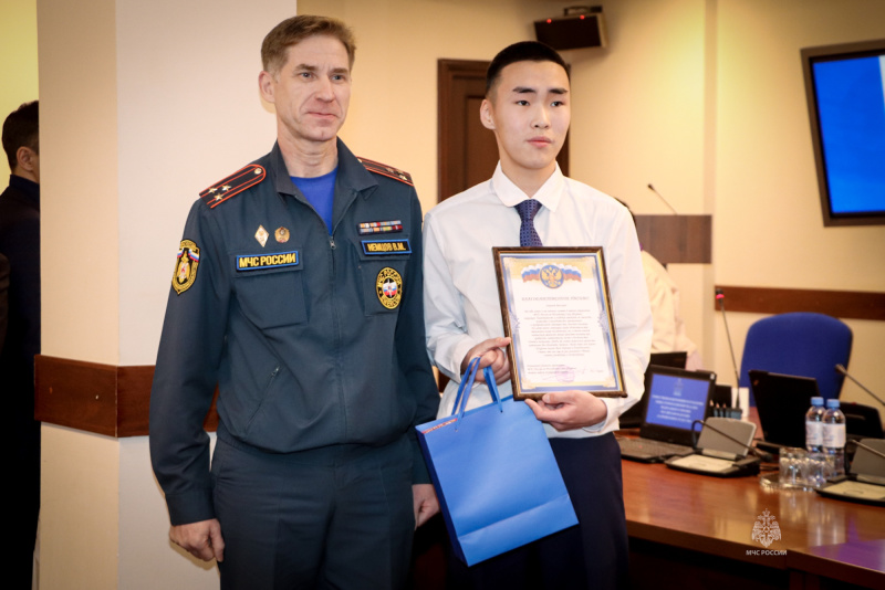 За проявленную мужественность наградили детей-героев в Якутске