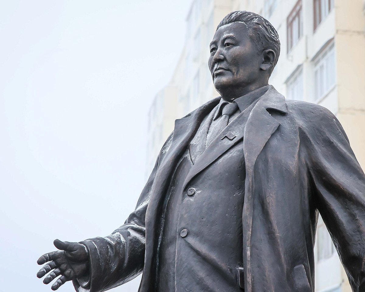 В Якутске открылся памятник советскому партийному руководителю Семену Борисову