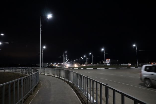 Реконструкция четырехполосной магистрали «Нам»: установлены светильники, светофоры и проложены тротуары