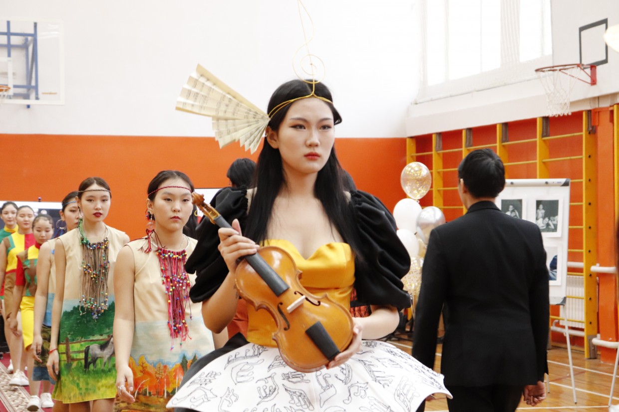 Молодые якутские модельеры и дизайнеры представили свои работы на фестивале «Мир начинается с мамы»