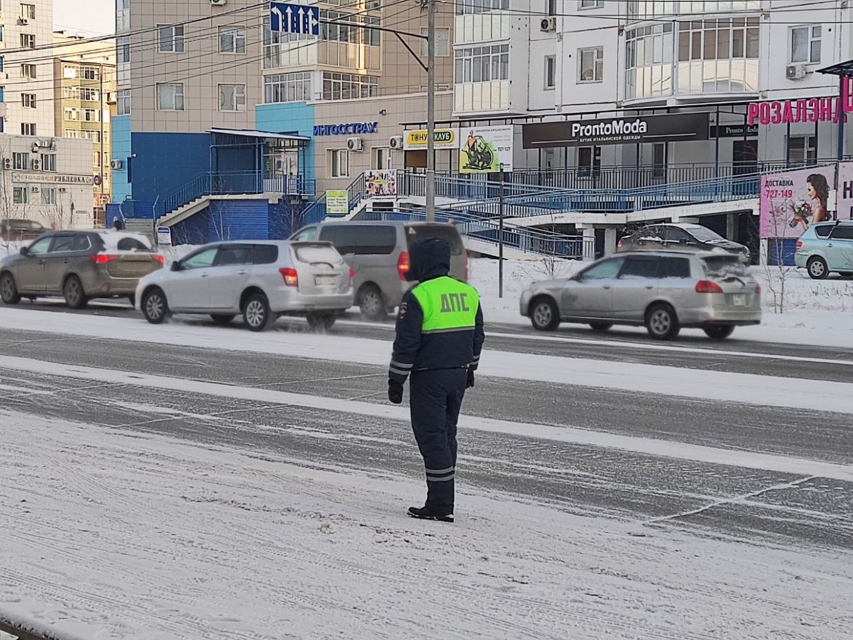 Инспекторы ГИБДД выявили факт подделки водительского удостоверения в Якутске