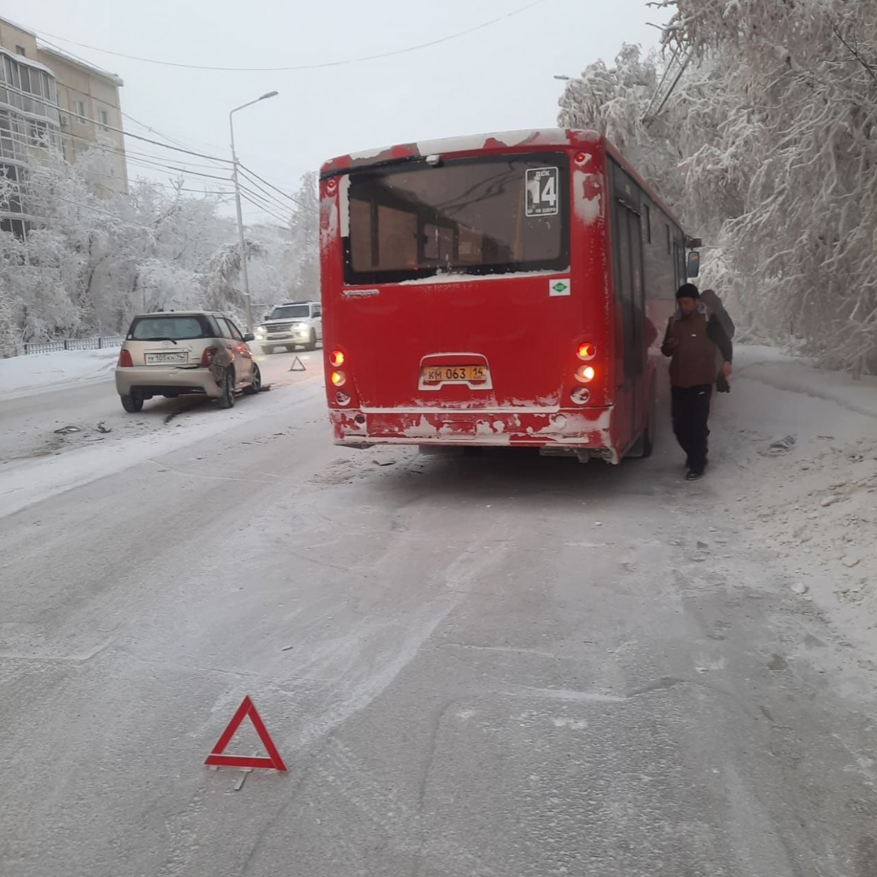 Автомобиль совершил столкновение с маршрутным автобусом в Якутске