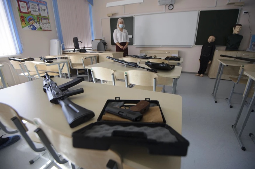 Введение начальной военной подготовки в школах одобряют более 60% жителей Якутска