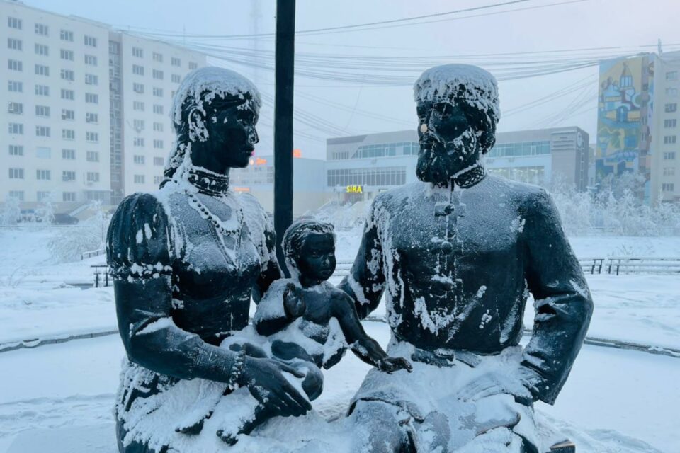В Якутске задержаны вандалы, осквернившие памятник Дежневу