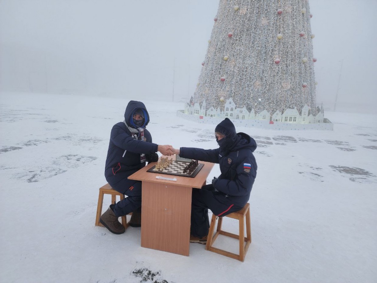 В Якутске московские шахматисты сыграли партию на улице в -50°C