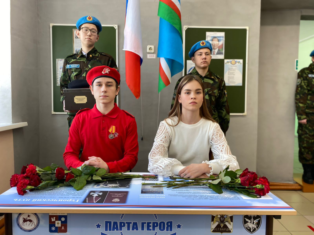 В Табагинской школе открыли «Парту Героя» имени бойца ОМОН «Бизон» Росгвардии Александра Гундарева
