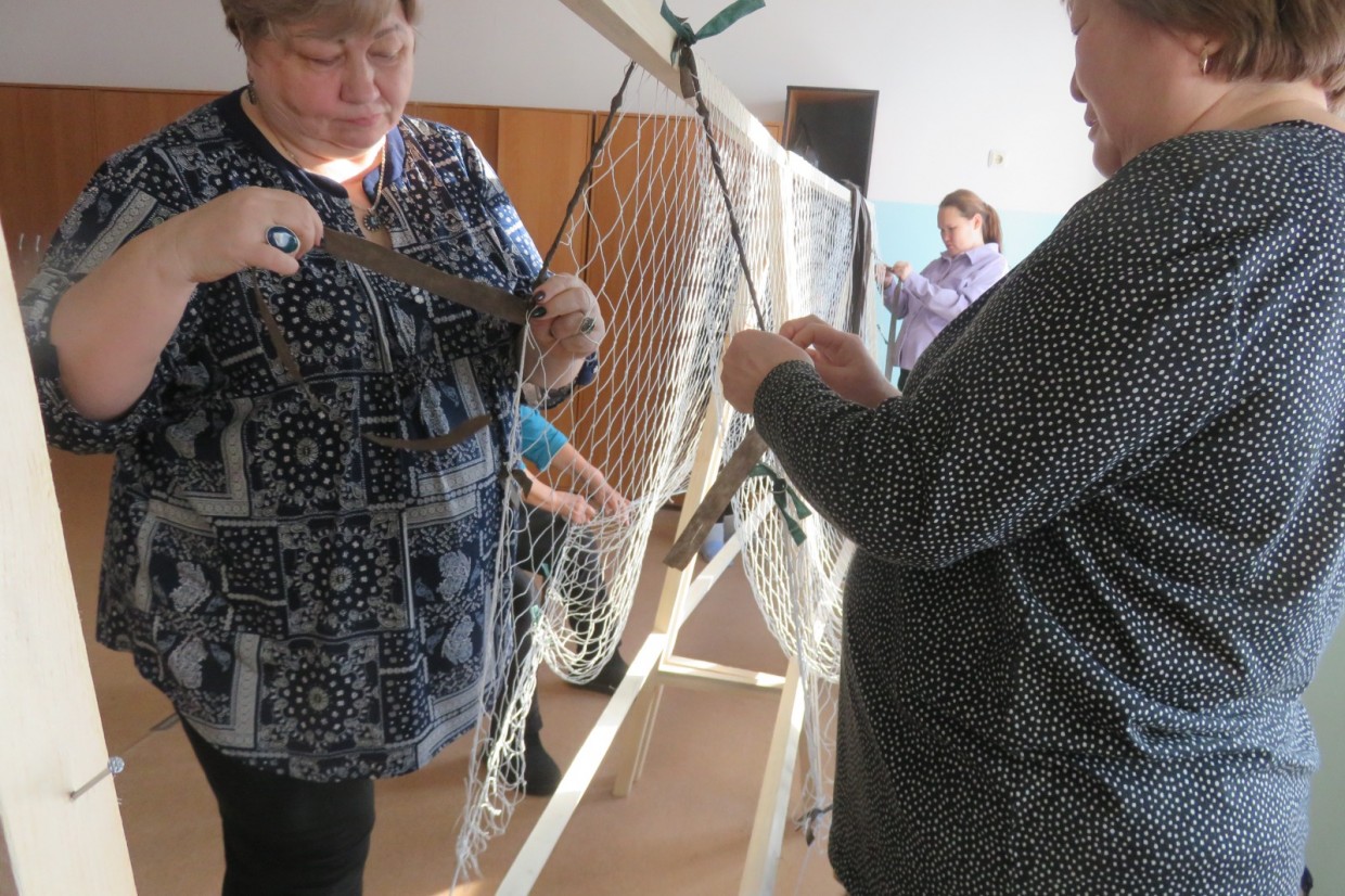 Женщины Якутска плетут маскировочные сетки для участников СВО