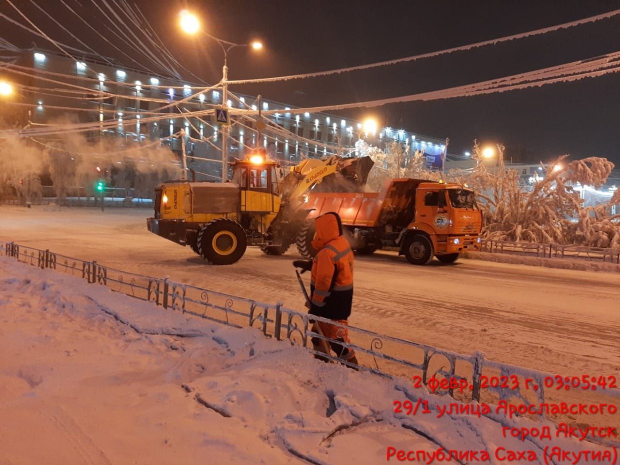 Снегоуборочная техника вышла на улицы Якутска после перерыва