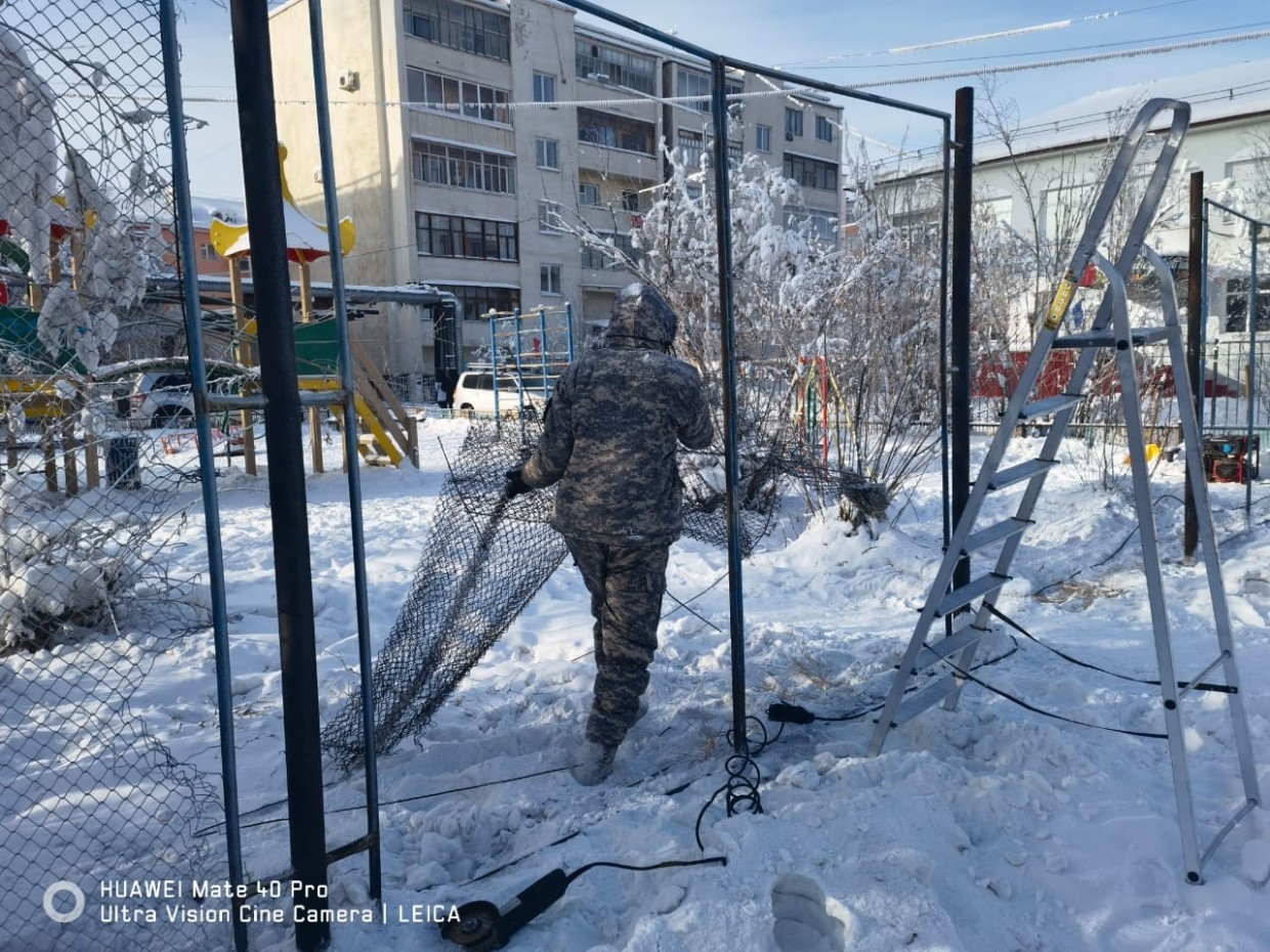 Волонтеры отремонтировали детскую площадку в Якутске