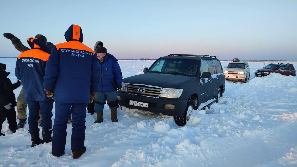 В Якутске спасли застрявших на реке рыбаков с детьми