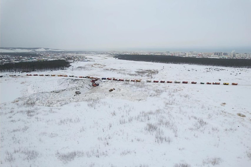 Прием крупнотоннажных самосвалов возобновили на снежном полигоне Якутска