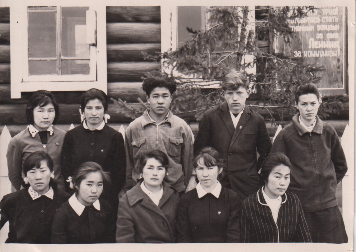 С одноклассниками в 8 классе, 1963 год