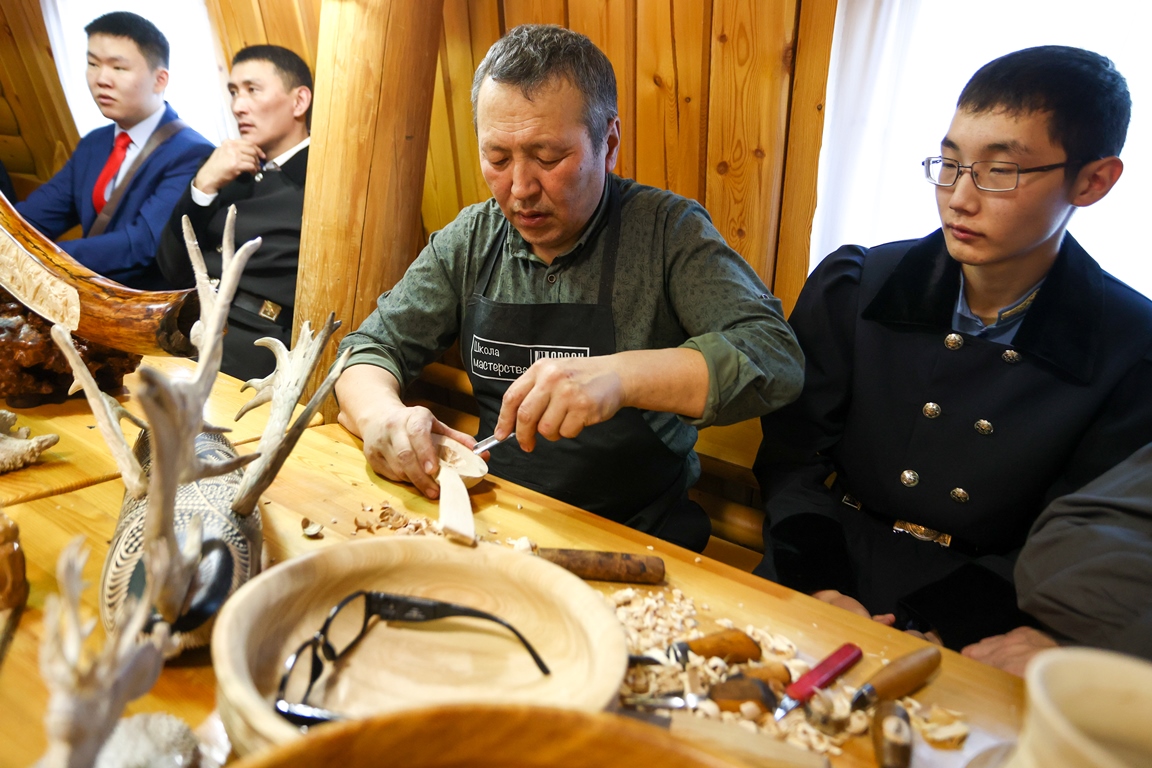 В Якутии учредят стипендии народным мастерам