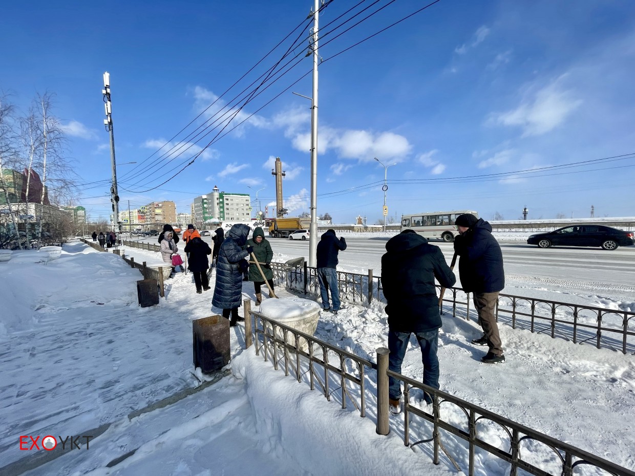Жители Якутска вышли на общегородской субботник по уборке снега