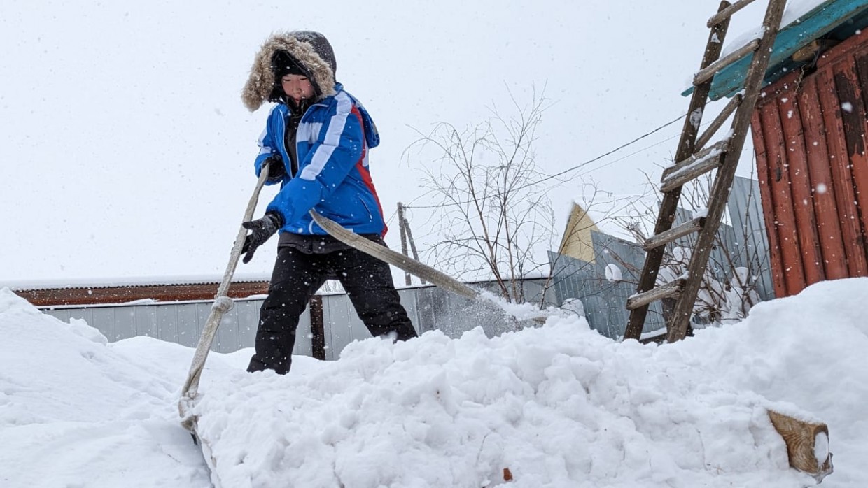 Студенты помогают убирать снег семьям военнослужащих из Якутска