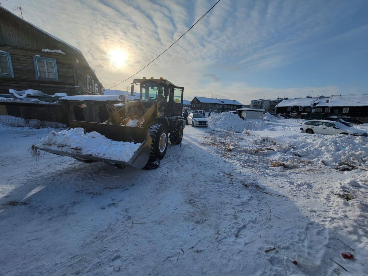 Женщина погибла под колесами снегоуборщика в Якутске