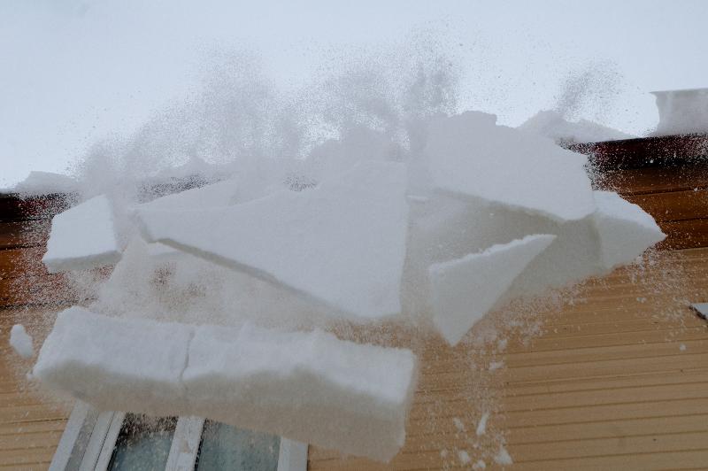 Скопился снег на крыше – уберет управляющая компания