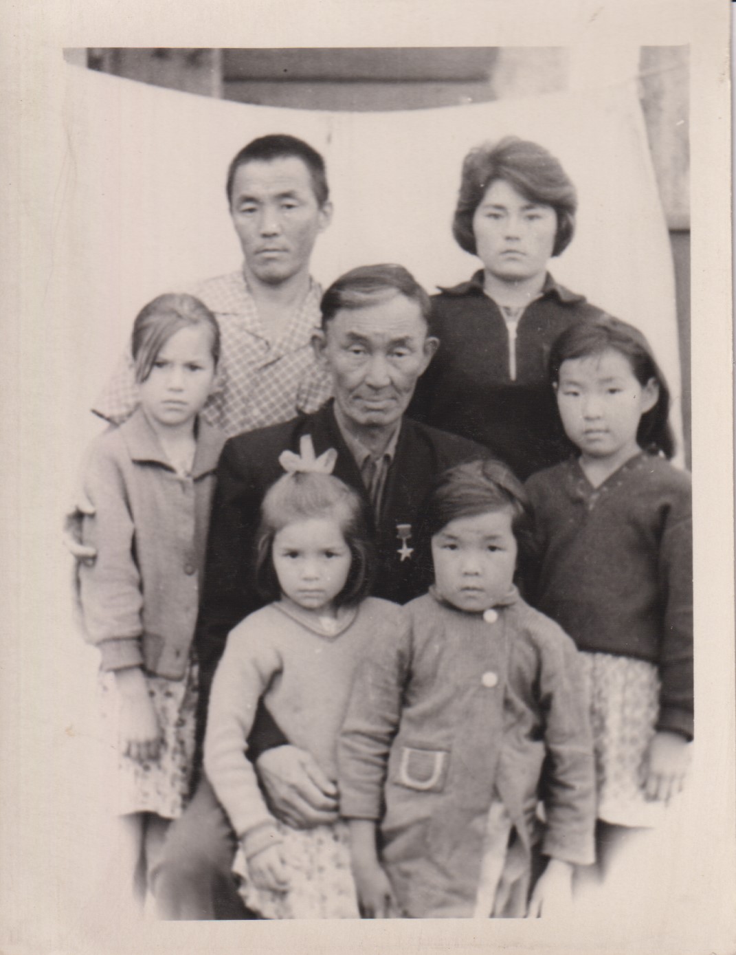 В окружении отца стоят брат Хубисхал, Людмила и племянники