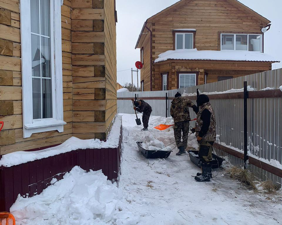 Семьям участников СВО помогают убрать снег