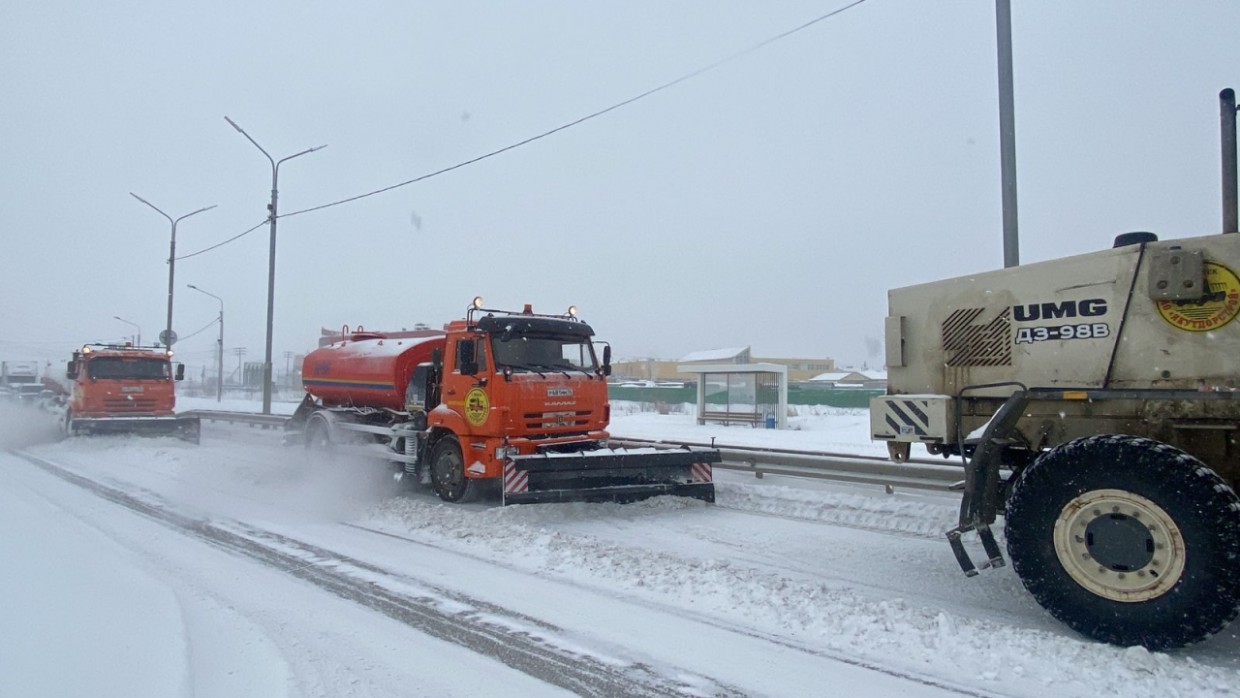 На уборку снега в Якутске вышла вся городская техника
