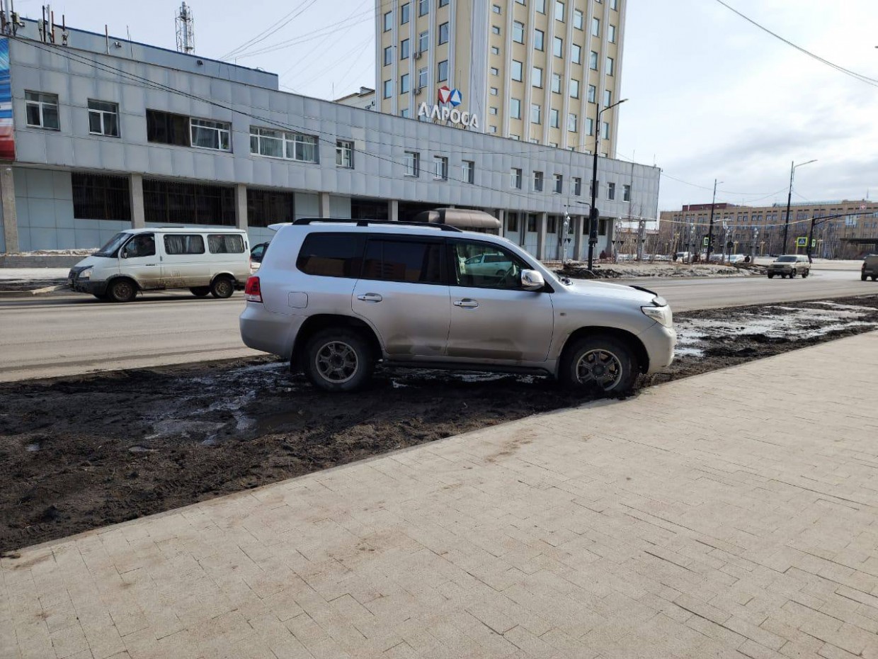 Водителей оштрафовали за парковку на тротуаре в центре Якутска