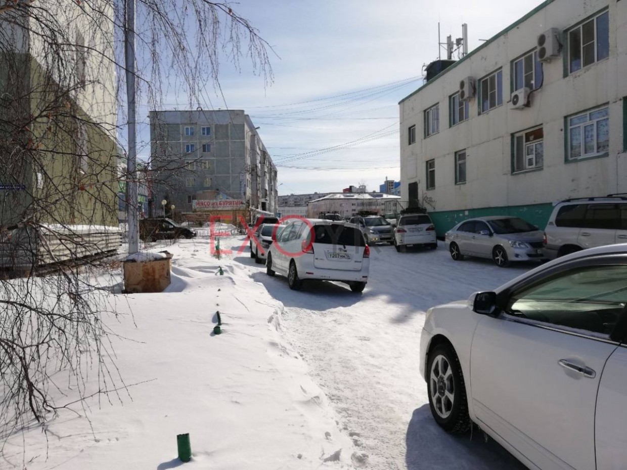 Жители 202 мкр: «У Медцентра Якутска паркующиеся машины создают проблемы пешеходам»
