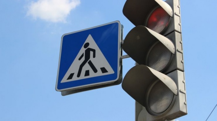 На перекрёстке улиц Крупской-Дежнева обустроен временный светофор