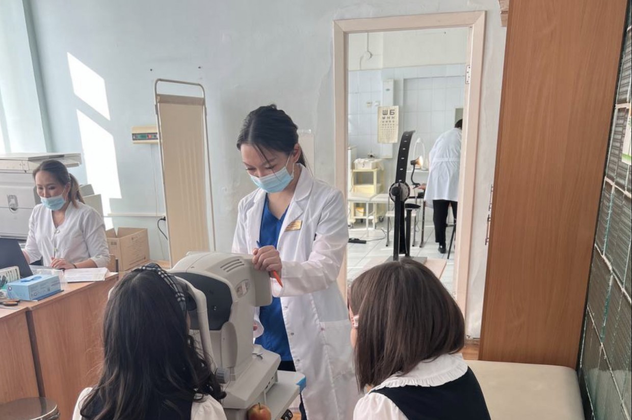Офтальмологи проводят обследование детей в школах и детских садах Якутска