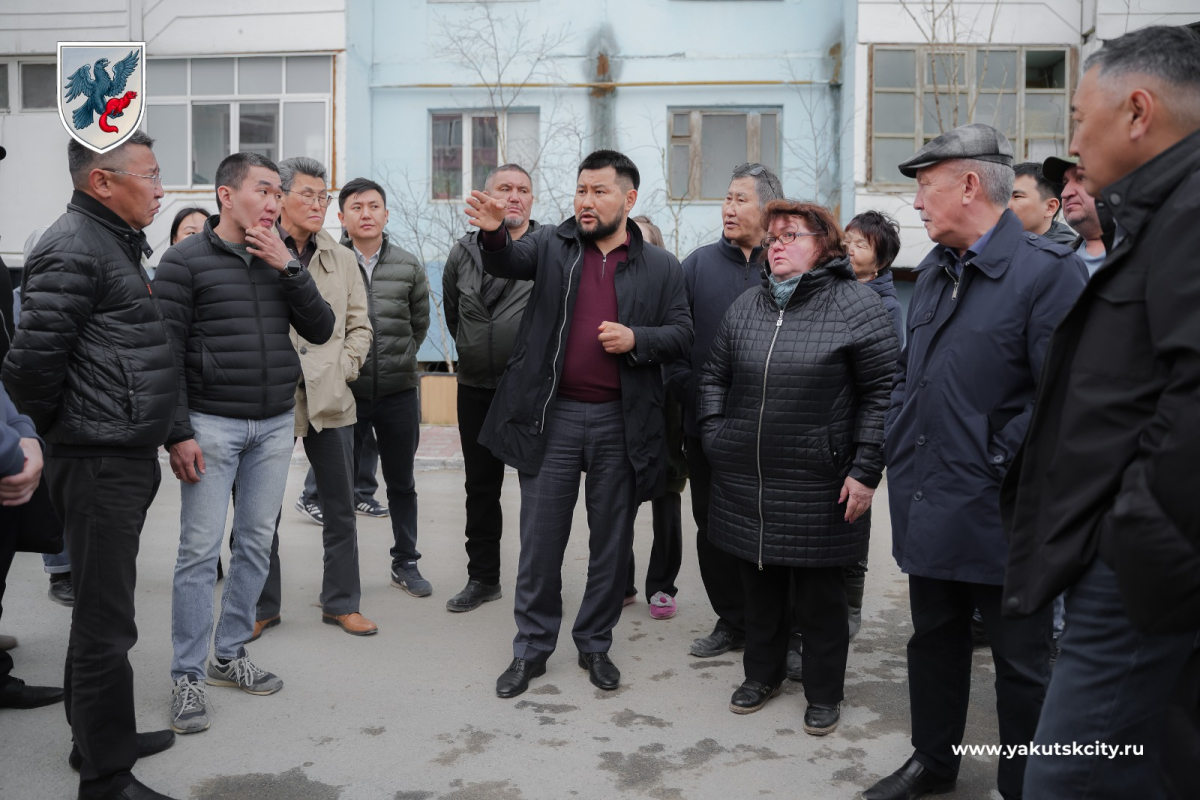 Евгений Григорьев продолжает объезд отремонтированных дворовых территорий Якутска