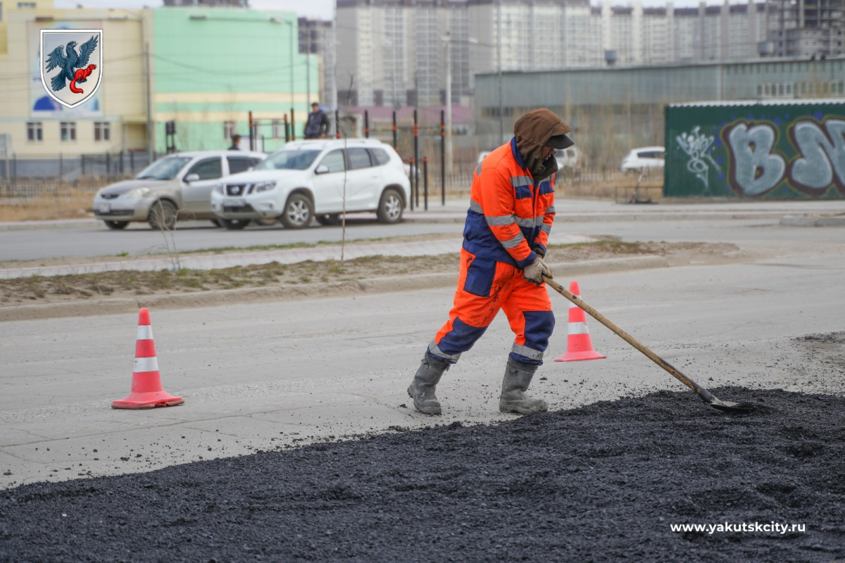 Ямочный ремонт 12 улиц завершат до конца мая в Якутске