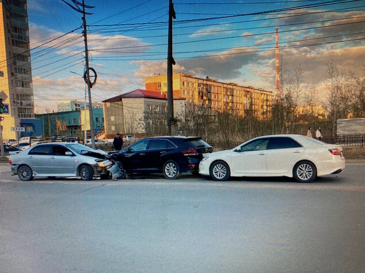 Пьяный водитель устроил лобовое столкновение на улице Лермонтова в Якутске