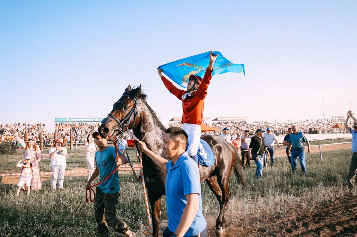 Победу на конных скачках на приз Главы Якутии одержал скакун Ламан Леча из Амгинского улуса