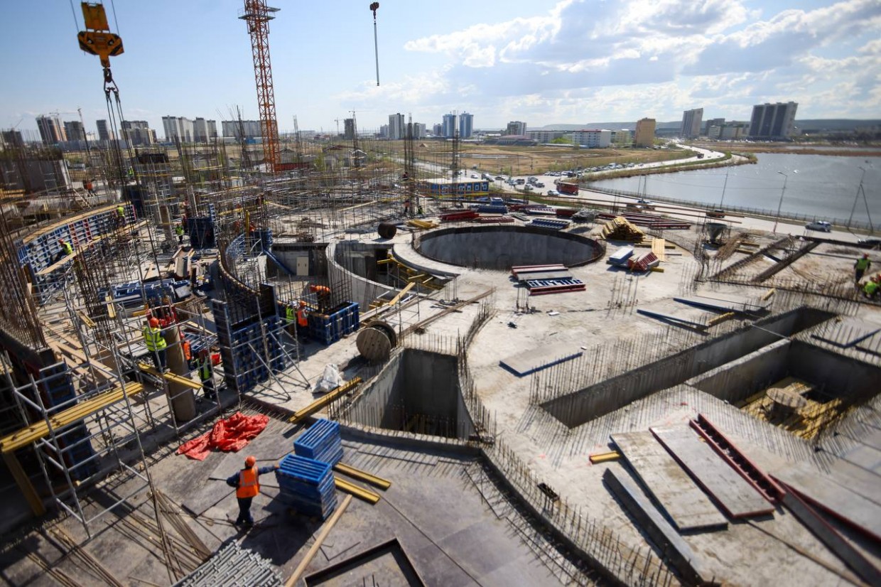 Айсен Николаев проверил ход строительства Арктического центра эпоса и искусств и Государственной филармонии Якутии