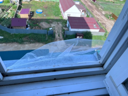 Маленький ребенок выпал с 7 этажа жилого дома в Покровске