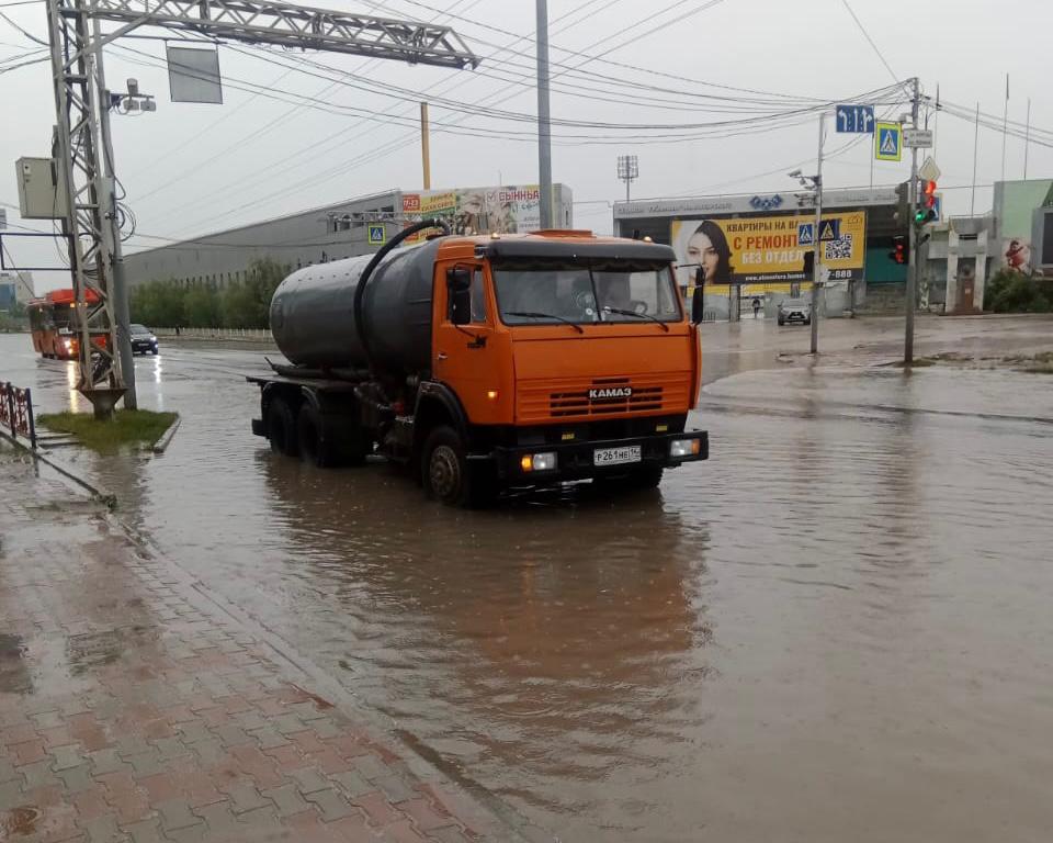 В Якутске идет усиленная откачка воды с улиц