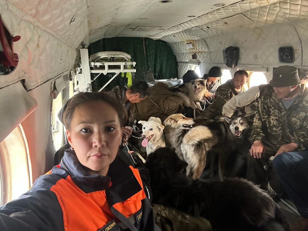 Спасатели эвакуировали из зоны природного пожара оленеводов в Среднеколымском районе