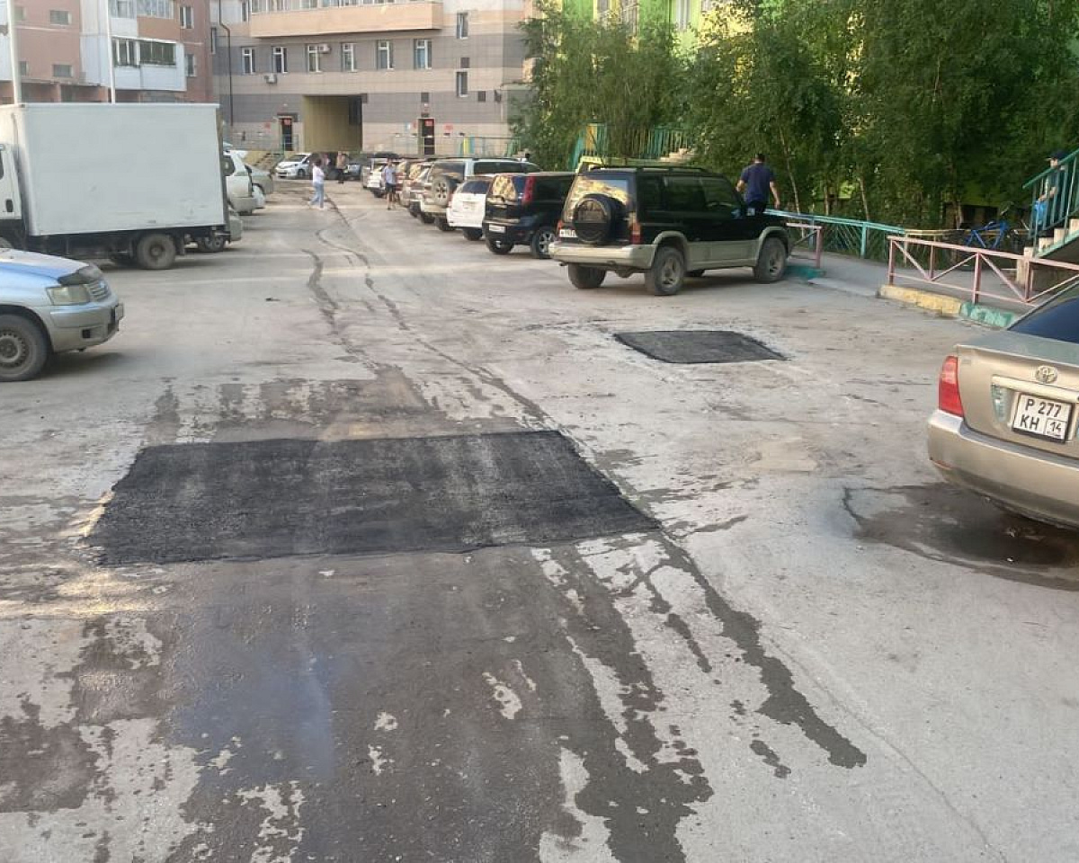 Ямочный ремонт внутриквартальных дорог проходит в Якутске