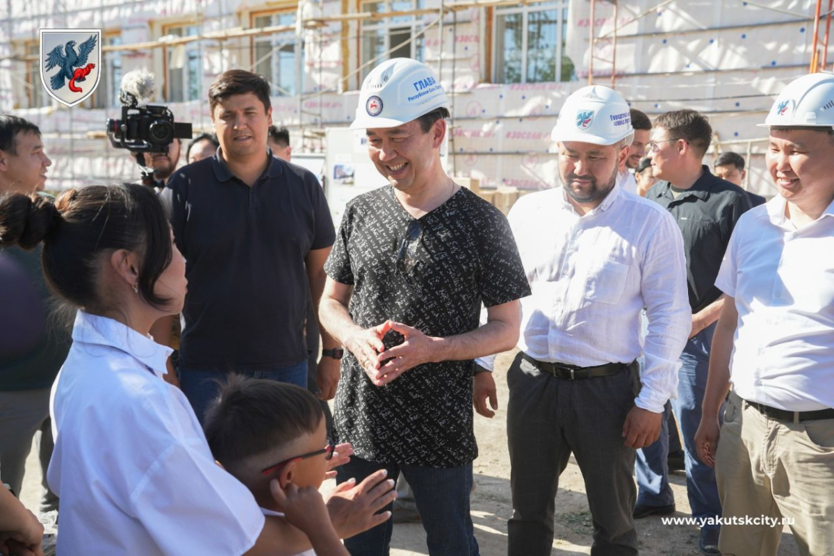 Айсен Николаев проверил объекты строительства и благоустройства в селе Маган