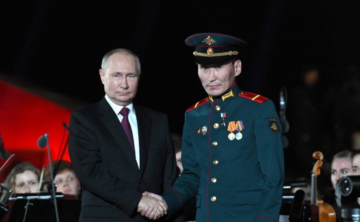 Путин вручил «Золотые звёзды» Героев Российской Федерации Алексею Неустроеву и Филиппу Евсееву