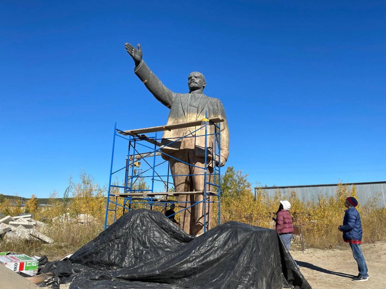 Продолжается реконструкция памятника Ленину в Якутске