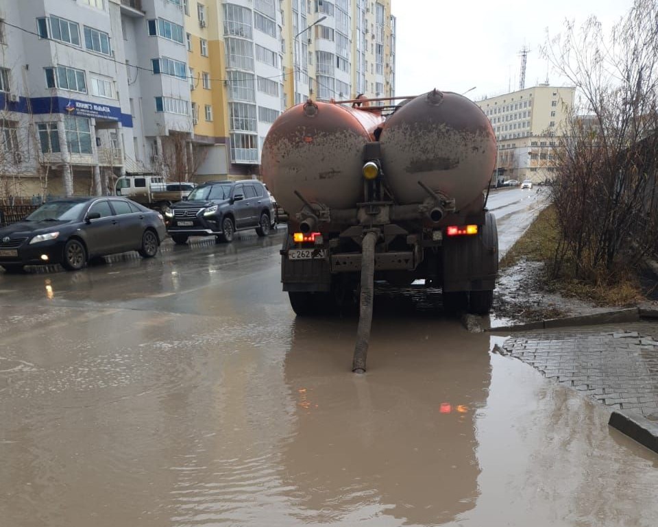 В Якутске ведется откачка ливневых вод с улиц
